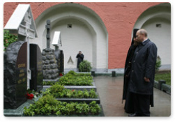 Putin and Kirill at Denikin grave May 2009